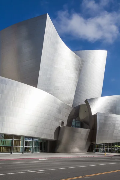 LOS ÁNGELES - 26 DE JULIO: Walt Disney Concert Hall en Los Ángeles, CA el 26 de julio de 2015. La sala de conciertos es un diseño del arquitecto Frank Gehry . —  Fotos de Stock