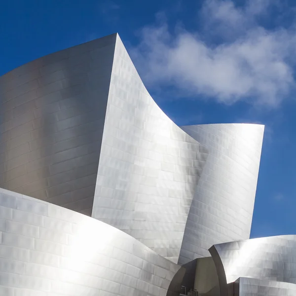 LOS ANGELES - 26 LUGLIO: Walt Disney Concert Hall di Los Angeles, California, 26 luglio 2015. La sala concerti ospita un progetto dell'architetto Frank Gehry . — Foto Stock