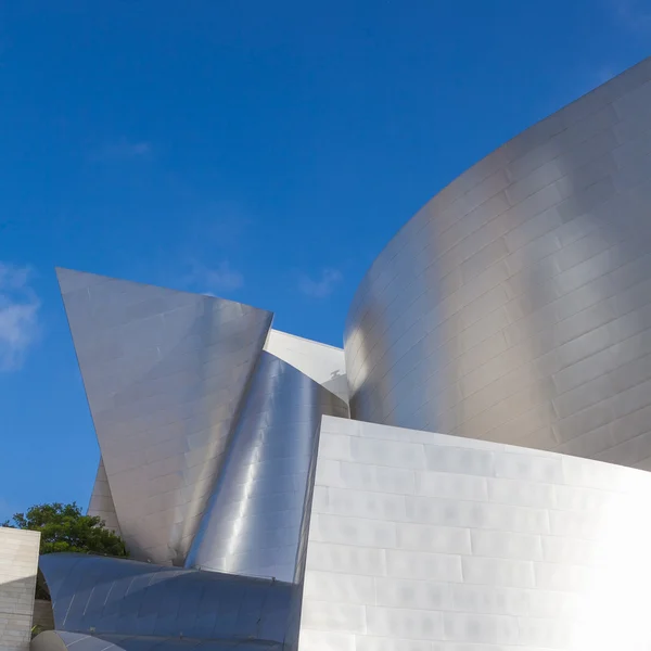 LOS ÁNGELES - 26 DE JULIO: Walt Disney Concert Hall en Los Ángeles, CA el 26 de julio de 2015. La sala de conciertos es un diseño del arquitecto Frank Gehry . —  Fotos de Stock