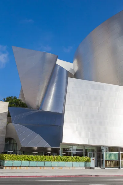 LOS ÁNGELES - 26 de julio: Frank Gehrys diseño arquitectónico moderno del Walt Disney Concert Center —  Fotos de Stock