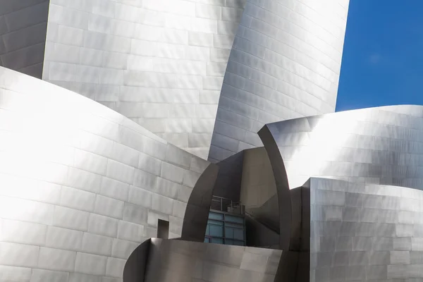 LOS ANGELES - 26 LUGLIO: Walt Disney Concert Hall di Los Angeles, California, 26 luglio 2015. La sala concerti ospita un progetto dell'architetto Frank Gehry . — Foto Stock