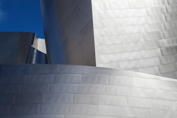 LOS ÁNGELES - 26 DE JULIO: The Walt Disney Concert Hall. Limitado por Hope Street, Grand Avenue, 1st y 2nd Streets, tiene capacidad para 2.265 personas —  Fotos de Stock