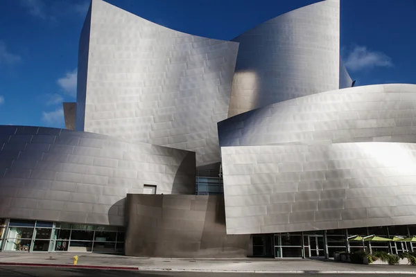 LOS ANGELES - 26 de julho de 2015: Exterior do Walt Disney Concert Hall em Los Angeles, projetado por Frank Gehry . — Fotografia de Stock