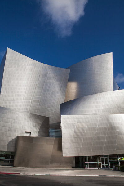 ЛОС-АНДЖЕЛЕС - 26 июля: Концертный зал Уолта Диснея в Лос-Анджелесе, Калифорния, 26 июля 2015 года. Зал был спроектирован Фрэнком Гери
.