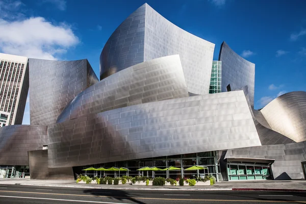 LOS ANGELES - 26 LUGLIO: Walt Disney Concert Hall nel centro di Los Angeles il 26 luglio 2015 design dell'architetto Frank Gehry . — Foto Stock