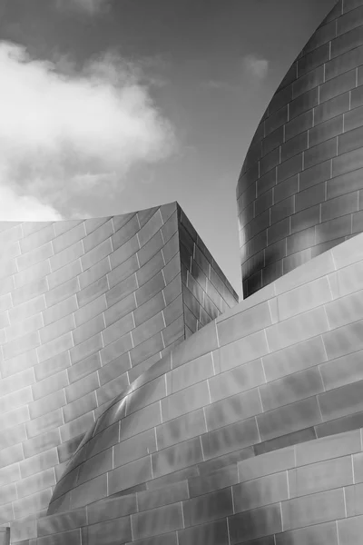 Los Angeles - 26 Temmuz: Walt Disney Konser Salonu şehir merkezinde 26 Temmuz 2015 tarihinde Los Angeles tasarım mimar Frank Gehry tarafından. Siyah ve beyaz fotoğraf — Stok fotoğraf