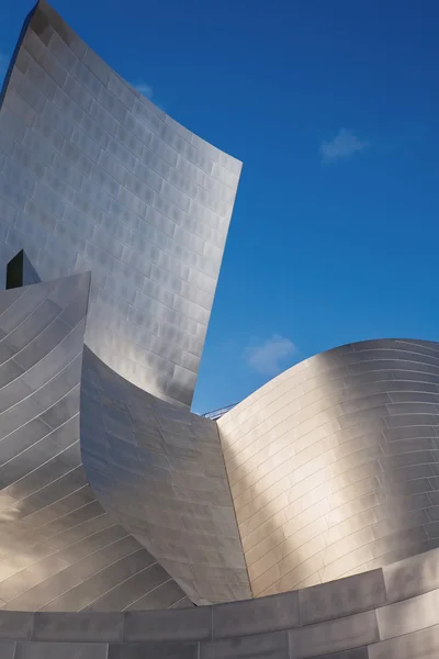 Los Angeles - 26 lipca: Walt Disney Concert Hall w centrum Los Angeles na 26 lipca 2015 r. projekt architekt Frank Gehry. — Zdjęcie stockowe