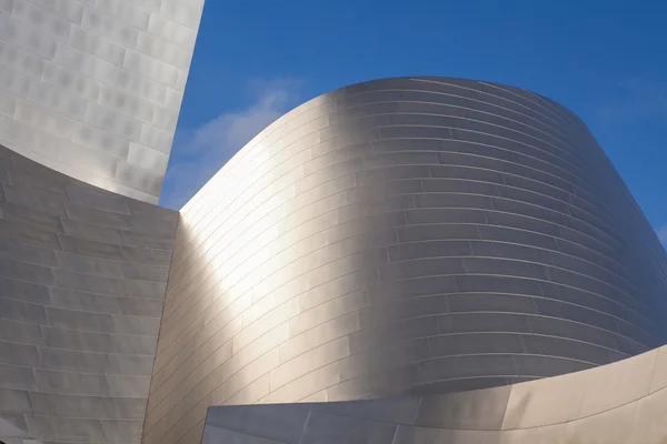 Los Angeles - 26 lipca: Walt Disney Concert Hall w centrum Los Angeles na 26 lipca 2015 r. projekt architekt Frank Gehry. — Zdjęcie stockowe