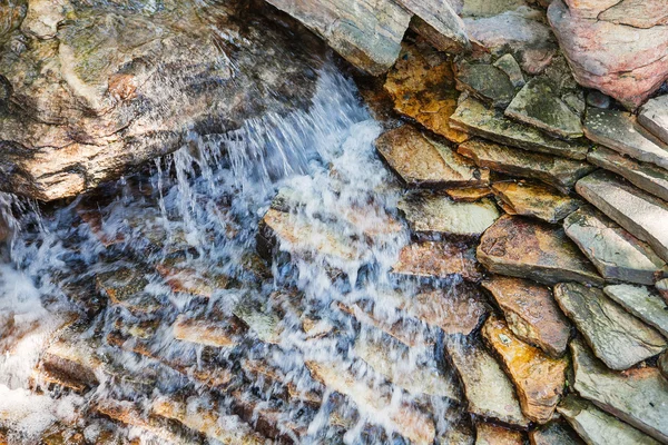 Queda de água em pedra decorativa escura — Fotografia de Stock