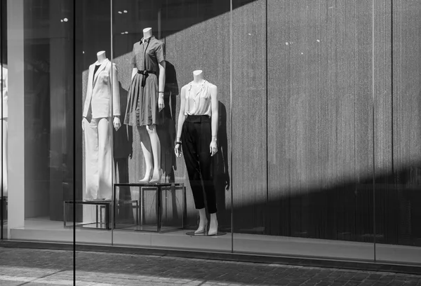 Kadın mankenler bir vitrin. Siyah ve beyaz fotoğraf