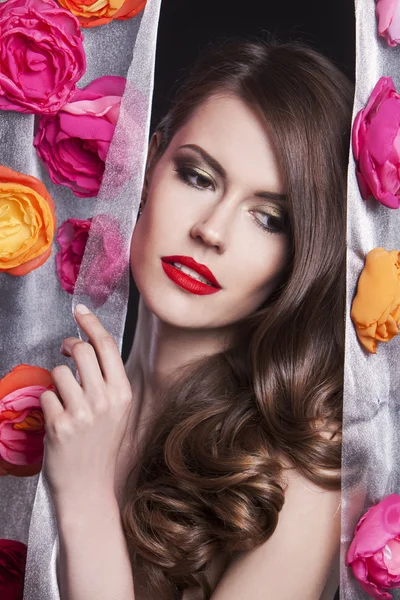 Beauté mannequin fille portrait avec des fleurs. Beau maquillage de luxe et cheveux — Photo