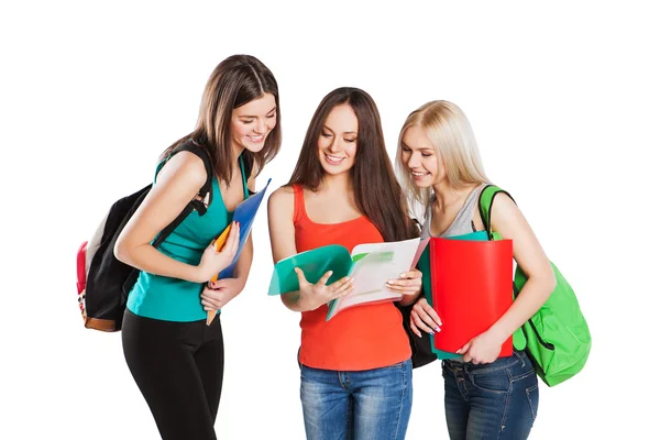 Üç üniversite öğrencileri üzerinde poz copybooks arkadaşlarınızla izole gülümseyen arka plan beyaz — Stok fotoğraf