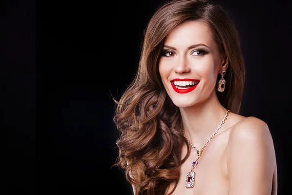 lüks aksesuarları ile güzel bir esmer kız portresi. manken 