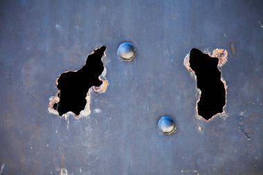 Paslı delikle metal ve boya dökülüyor