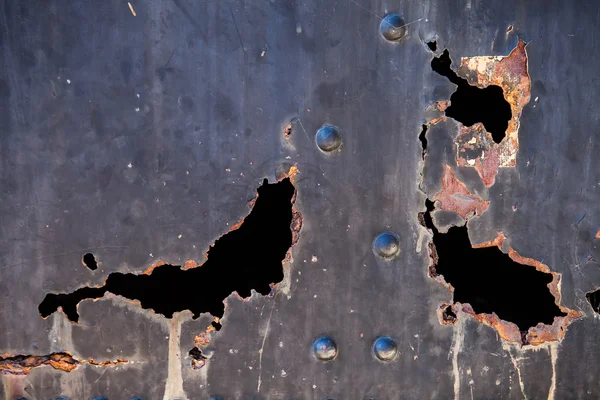 Metal con agujero oxidado y pintura en escamas — Foto de Stock