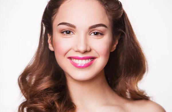 Close up portrait of beautiful young happy smiling woman, isolated over white background — Stock Photo, Image