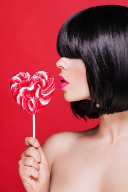 Güzel seksi pembe dudakları lolipop kırmızı ile portre fotoğrafı