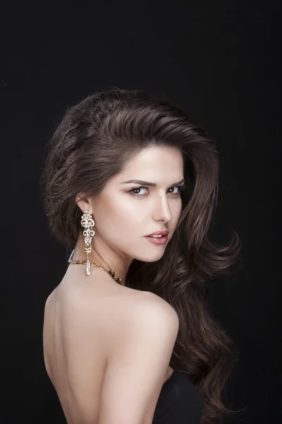 Portret van een mooie brunette meisje met luxe accessoires. mannequin — Stockfoto