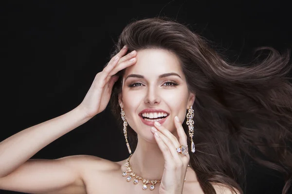 lüks aksesuarları ile güzel bir esmer kız portresi. manken