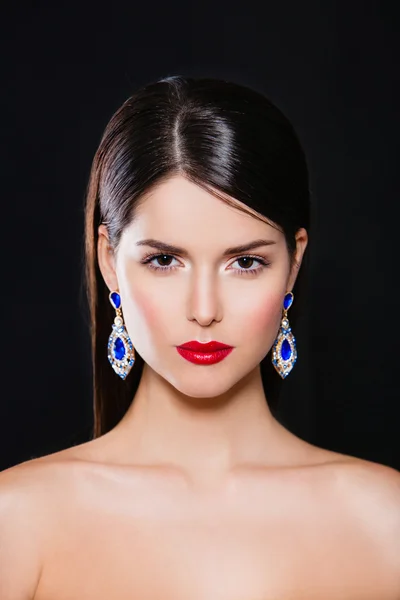 Portret van een mooie brunette meisje met luxe accessoires. mannequin — Stockfoto