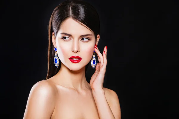 Retrato de una hermosa chica morena con accesorios de lujo. modelo de moda —  Fotos de Stock