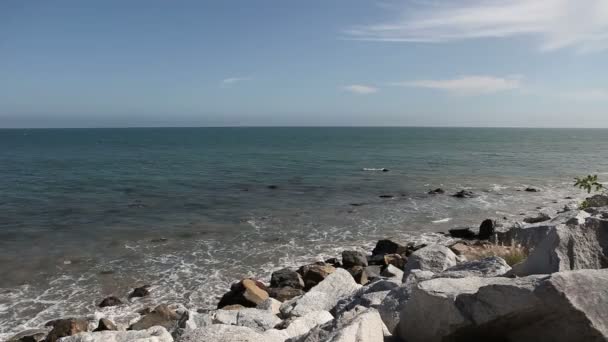 Océan Pacifique avec vagues et rochers sur Malibu, Californie — Video