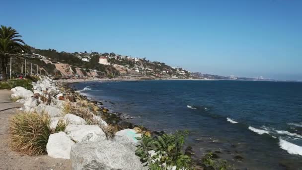 Vilda sten strand eller kusten med vågor av Stilla havet på Malibu, Kalifornien — Stockvideo