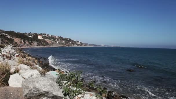 Wild stenen wal of kust met golven van de Stille Oceaan op Malibu, Californië — Stockvideo