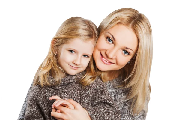 Imagem brilhante de abraçar mãe e filha sorridentes — Fotografia de Stock