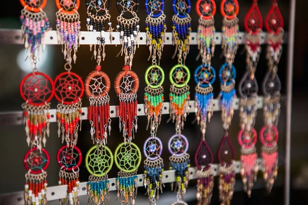 Joyería hecha a mano pendientes atrapasueños en el mercado —  Fotos de Stock