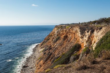 Sahil, güzel büyük uçurum ve okyanus doğal görünümünü arka