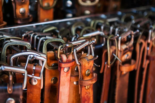 Cinturones de cuero hechos a mano con hebillas únicas en el mercado en México — Foto de Stock