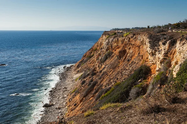 Vista panorâmica de agradável penhasco enorme colorido e oceano na parte de trás — Fotografia de Stock