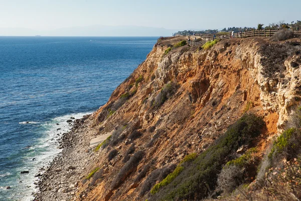 Vista panorâmica de agradável penhasco enorme colorido e oceano na parte de trás — Fotografia de Stock