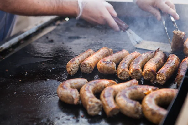 Düz bir ızgarada pişirme sosis dostum. Sokak gıda