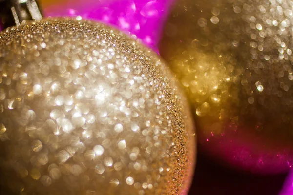 Boule de Noël dorée sur fond de paillettes — Photo