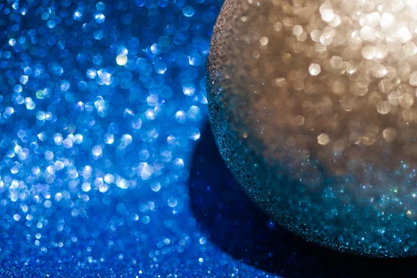 Gyllene jul boll på glitter bakgrund — Stockfoto