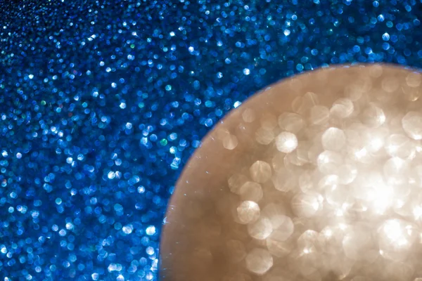 Golden christmas ball on glitter background — Stock Photo, Image