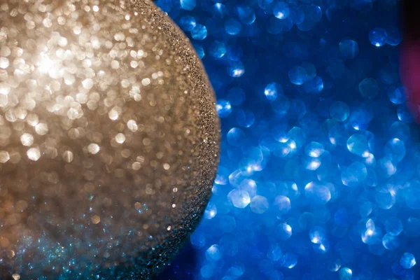 Golden christmas ball on glitter background — Stock Photo, Image