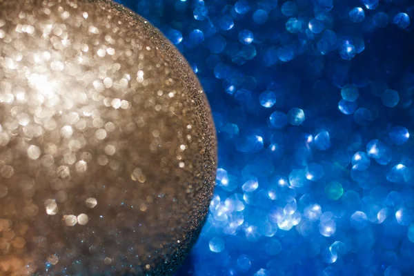 Gyllene jul boll på glitter bakgrund — Stockfoto