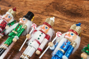Eski bir askeri tarzı üniforma giyen geleneksel heykelcik Noel Fındıkkıran