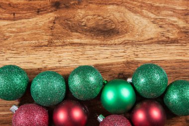 Noel dekoratif topları ahşap arka plan üzerinde