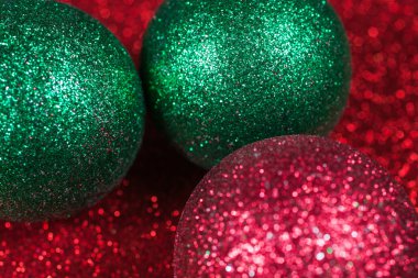 Glitter parlak bokeh arka plan üzerinde Noel dekoratif topları