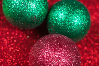 Glitter parlak bokeh arka plan üzerinde Noel dekoratif topları
