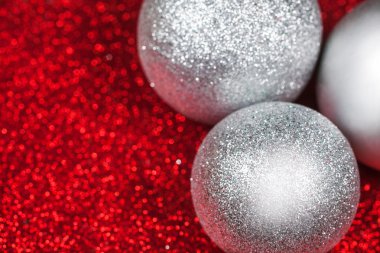 Glitter parlak bokeh arka plan üzerinde Noel dekoratif topları