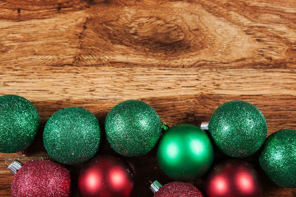 圣诞装饰球木制背景 — 图库照片