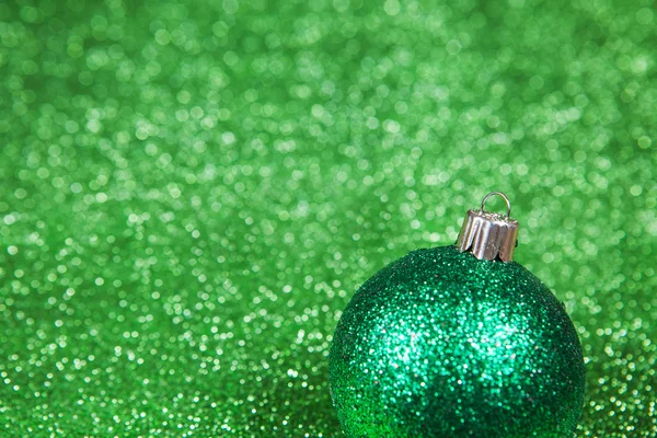 Glitter bokeh arka plan Christmas dekoratif yeşil topa — Stok fotoğraf