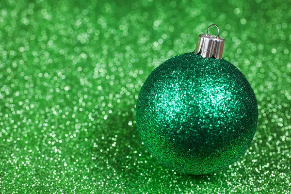 Boule verte décorative de Noël sur fond bokeh paillettes — Photo