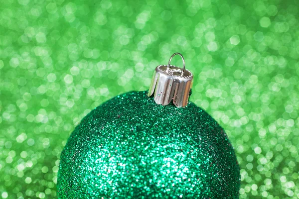 Boule verte décorative de Noël sur fond bokeh paillettes — Photo