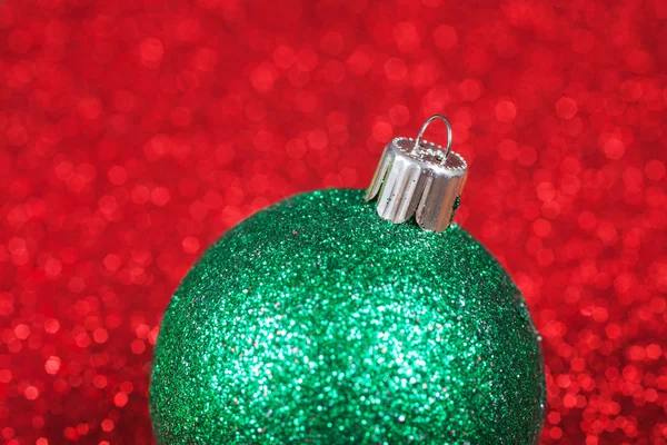 Natale decorativo palla verde su sfondo glitter bokeh — Foto Stock